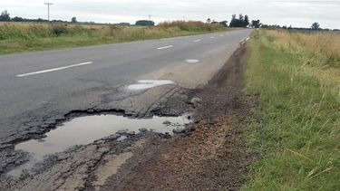El muy mal estado en el que se encuentra este tramo de la ruta remite a un tiempo ya vivido que se cobró varias vidas. El muy mal estado en el que se encuentra este tramo de la ruta remite a un tiempo ya vivido que se cobró varias vidas.