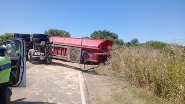 Un camión que circulaba por la Ruta Provincial 191 protagonizó esta tarde un accidente a la altura del paraje Villa Sarita, luego de que se desprendiera la batea de carga y volcara sobre la calzada, provocando complicaciones en el flujo vehicular. Un camión que circulaba por la Ruta Provincial 191 protagonizó esta tarde un accidente a la altura del paraje Villa Sarita, luego de que se desprendiera la batea de carga y volcara sobre la calzada, provocando complicaciones en el flujo vehicular.