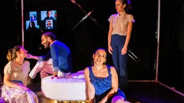 Segunda dosis, protagonizada por Ezequiel Gabella, Carolina Ortiz, Evelina Forcadell y Valeria Agostini y la dirección de Gustavo Bevacqua.