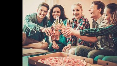 Hoy las personas se unen para festejar ese maravilloso sentimiento que solo se halla en un amigo verdadero.  (INTERNET)