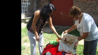Patricia de Lucca, junto a la tallerista Graciela Torres. (GOBIERNO DE PERGAMINO)