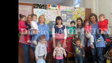 En la previa del festejo, docentes y niños recibieron la visita de LA OPINION. (LA OPINION)