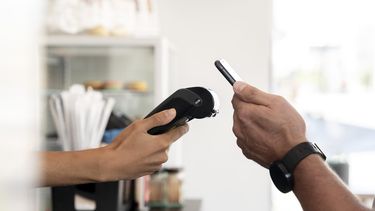 La digitalización de las propinas emerge como un paso lógico en un sector que ya opera bajo dinámicas tecnológicas. Para los trabajadores, supone mayor transparencia y estabilidad; para los empresarios, una herramienta que impulsa la motivación y mejora la experiencia del cliente. La digitalización de las propinas emerge como un paso lógico en un sector que ya opera bajo dinámicas tecnológicas. Para los trabajadores, supone mayor transparencia y estabilidad; para los empresarios, una herramienta que impulsa la motivación y mejora la experiencia del cliente.