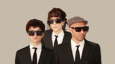 Capitán Moon presenta un álbum donde clásicos de Lennon–McCartney son traducidos y reinterpretados con una sensibilidad contemporánea y profundamente personal.