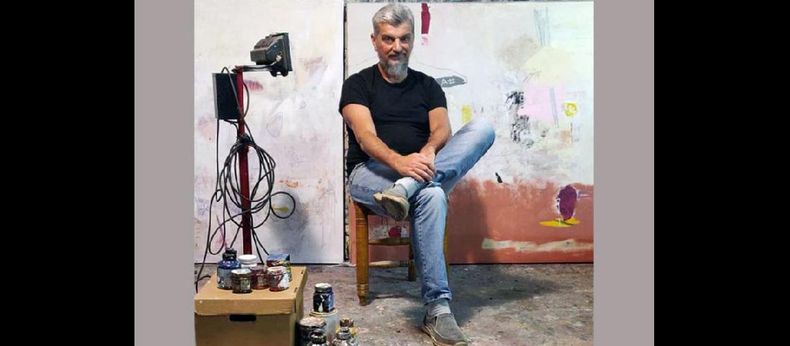 En su taller. Abordar la tela en blanco sin boceto previo me da la libertad de volcar mi interior y así lograr vaciarme en la obra. (LA OPINION)