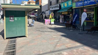 El exhibicionista se desnudó y realizó obscenidades delante de comerciantes y transeúntes en Peatonal San Nicolás y Mitre en la mañana de este domingo. El exhibicionista se desnudó y realizó obscenidades delante de comerciantes y transeúntes en Peatonal San Nicolás y Mitre en la mañana de este domingo.