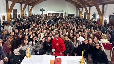 En la parroquia Santa Julia se congregaron más de ochenta chicas para participar de un retiro espiritual juvenil.