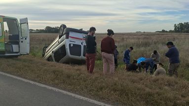 El vehículo utilitario volcó en la banquina de la autopista de la ruta 8 en la tarde de este viernes y se desplegaron brigadas de emergencias a asistir a los ocupantes que sufrieron leiones leves. El vehículo utilitario volcó en la banquina de la autopista de la ruta 8 en la tarde de este viernes y se desplegaron brigadas de emergencias a asistir a los ocupantes que sufrieron leiones leves.