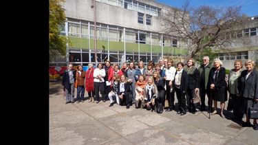 El grupo de exalumnos y docentes que participaron de la jornada de recuerdo. (PROMOCION 1965)