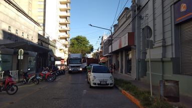 El camión quedó sin margen de maniobra y el chofer requirió asistencia de transeúntes y automovilistas.