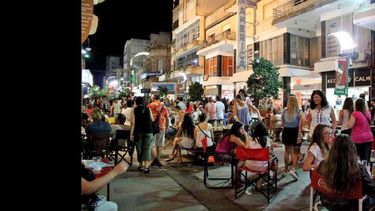 Numerosas personas disfrutan de la velada al aire libre. (GOBIERNO DE PERGAMINO)