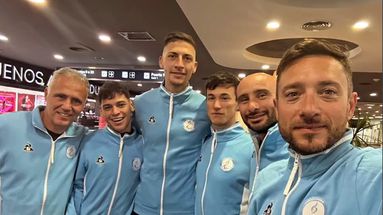 Alexis Chávez junto a su entrenador Andrés Buey y el resto de la delegación argentina que viajó a Europa.