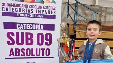Tomás Casquero con las dos medallas y el trofeo logrados en el Sudamericano en Temuco. Tomás Casquero con las dos medallas y el trofeo logrados en el Sudamericano en Temuco.