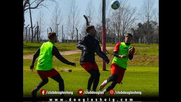 El plantel de Douglas Haig entrenó ayer penando en el duelo de mañana ante Sportivo Las Parejas. El plantel de Douglas Haig entrenó ayer penando en el duelo de mañana ante Sportivo Las Parejas.