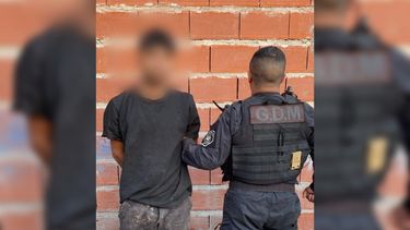 Al ladrón, sospechado de robar en la Terminal, le secuestraron ropa que lo incrimina en el robo a la Escuela 5. Al ladrón, sospechado de robar en la Terminal, le secuestraron ropa que lo incrimina en el robo a la Escuela 5.