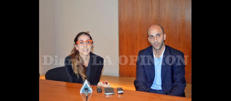 Marisa Herrera y Federico Notrica, dos expertos en el nuevo Código Civil, disertaron en el auditorio de la Unnoba ante un numeroso público. (LA OPINION)