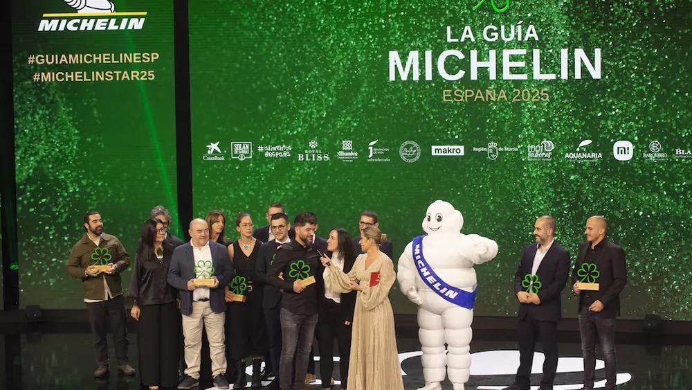 El icónico sello con forma de trébol, creado por la Guía Michelin en 2020 para premiar la sostenibilidad y la economía circular en la alta cocina, desaparece de los restaurantes. El icónico sello con forma de trébol, creado por la Guía Michelin en 2020 para premiar la sostenibilidad y la economía circular en la alta cocina, desaparece de los restaurantes.