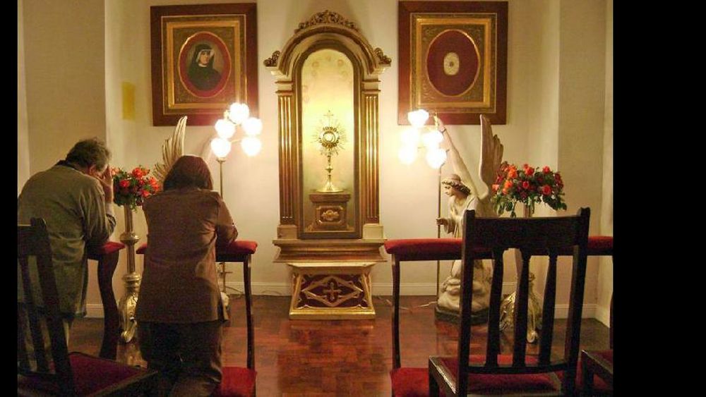 En las capillas de adoración los fieles experimentan a Jesús en la hostia. (INTERNET)