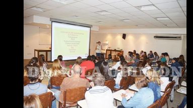 La charla, a cargo de una destacada profesional, se desarrolló en la Asociación Médica. (LA OPINION)