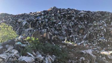 La ordenanza fiscal aprobada por el Concejo Deliberante generó un nuevo tributo, denominado “derecho de vuelco” y que permite al Gobierno cobrar a quienes arrojen residuos en el Basural a cielo abierto de San Pedro. La ordenanza fiscal aprobada por el Concejo Deliberante generó un nuevo tributo, denominado “derecho de vuelco” y que permite al Gobierno cobrar a quienes arrojen residuos en el Basural a cielo abierto de San Pedro.