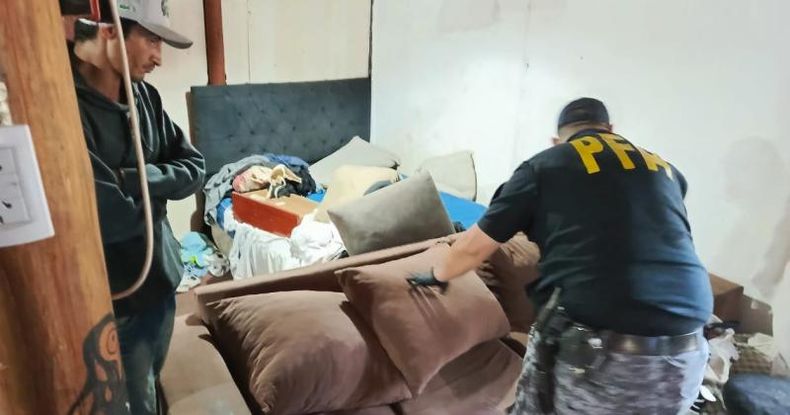 El allanamiento estuvo destinado a requisar toda la residencia en busca de dispositivos electrónicos que almacenaran archivos digitales que sirvan como pruebas de los delitos que le atribuyen a la banda.