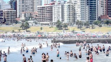 Según la Asociación Empresaria Hotelera Gastronómica (AEHG), en Mar del Plata la primera quincena no superó el 65% de ocupación y la gastronomía fue el rubro donde más se sintió la caída del consumo. Según la Asociación Empresaria Hotelera Gastronómica (AEHG), en Mar del Plata la primera quincena no superó el 65% de ocupación y la gastronomía fue el rubro donde más se sintió la caída del consumo.