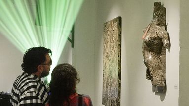 La muestra reúne instalaciones que nacieron en La Vidriera de Dry Bar, trasladando su espíritu experimental a un nuevo espacio expositivo. La muestra reúne instalaciones que nacieron en La Vidriera de Dry Bar, trasladando su espíritu experimental a un nuevo espacio expositivo.