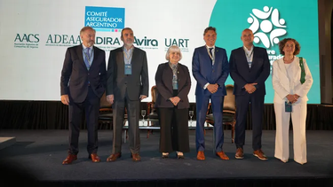 La 2° Cumbre Aseguradora Argentina dejó un mensaje claro: la industria del seguro es importante para la economía y para desplegar todo su potencial, necesita reglas claras, menor carga impositiva y un entorno judicial más previsible. La 2° Cumbre Aseguradora Argentina dejó un mensaje claro: la industria del seguro es importante para la economía y para desplegar todo su potencial, necesita reglas claras, menor carga impositiva y un entorno judicial más previsible.