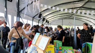 La segunda edición de la Feria Municipal del Libro “Zárate Lee” volvió a demostrar el interés del público por las propuestas culturales locales, reuniendo a cientos de vecinos durante tres días en la Costanera Norte. La segunda edición de la Feria Municipal del Libro “Zárate Lee” volvió a demostrar el interés del público por las propuestas culturales locales, reuniendo a cientos de vecinos durante tres días en la Costanera Norte.