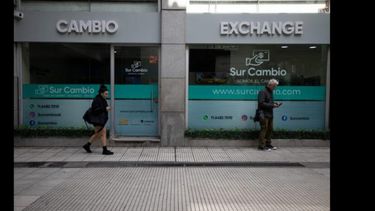 En la primera rueda de la semana, el blue se vendió a $596 en cuevas y arbolitos de Buenos Aires. En la primera rueda de la semana, el blue se vendió a $596 en cuevas y arbolitos de Buenos Aires.