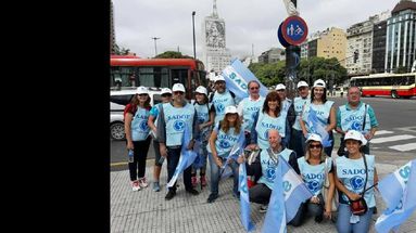 El grupo de docentes del Sadop Pergamino que participó de la marcha. (SADOP)