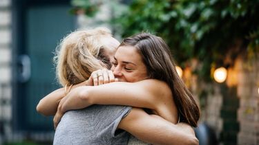 Esta fecha se celebró por primera vez en 1986 e invita a las personas a expresar cariño, apoyo y cercanía a través de un gesto universal que trasciende idiomas, edades y culturas. Esta fecha se celebró por primera vez en 1986 e invita a las personas a expresar cariño, apoyo y cercanía a través de un gesto universal que trasciende idiomas, edades y culturas.