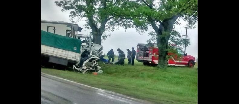 El accidente se produjo cerca de Arrecifes y uno de los camiones que chocaron frontalmente era conducido por un pergaminense.  (ARRECIFES DIGITAL)