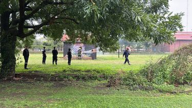 Los rescatistas trabajaron este sábado en Parque España para sofocar el incendio en la antigua casilla ferroviaria. Los rescatistas trabajaron este sábado en Parque España para sofocar el incendio en la antigua casilla ferroviaria.