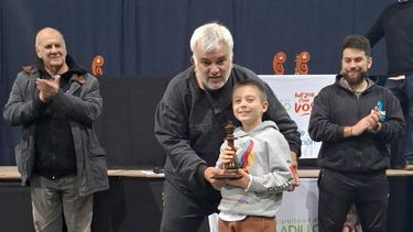 Tomás Casquero recibe un nuevo trofeo, esta vez en Saladillo, donde ganó las siete partidas. Tomás Casquero recibe un nuevo trofeo, esta vez en Saladillo, donde ganó las siete partidas.