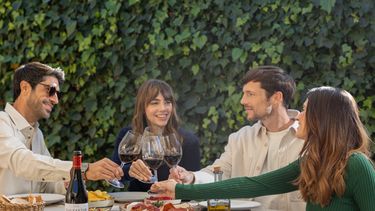 La primavera inspira combinaciones gastronómicas ligeras donde el vino realza la frescura de cada plato. Los vinos blancos, rosados y espumosos cobran protagonismo junto a comidas frescas y livianas en la estación. La primavera inspira combinaciones gastronómicas ligeras donde el vino realza la frescura de cada plato. Los vinos blancos, rosados y espumosos cobran protagonismo junto a comidas frescas y livianas en la estación.