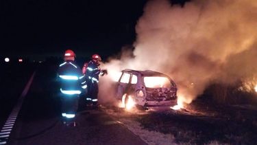 El voraz incendio de un automóvil Volkswagen Vento monovolumen generó la intervención de rescatistas. El voraz incendio de un automóvil Volkswagen Vento monovolumen generó la intervención de rescatistas.