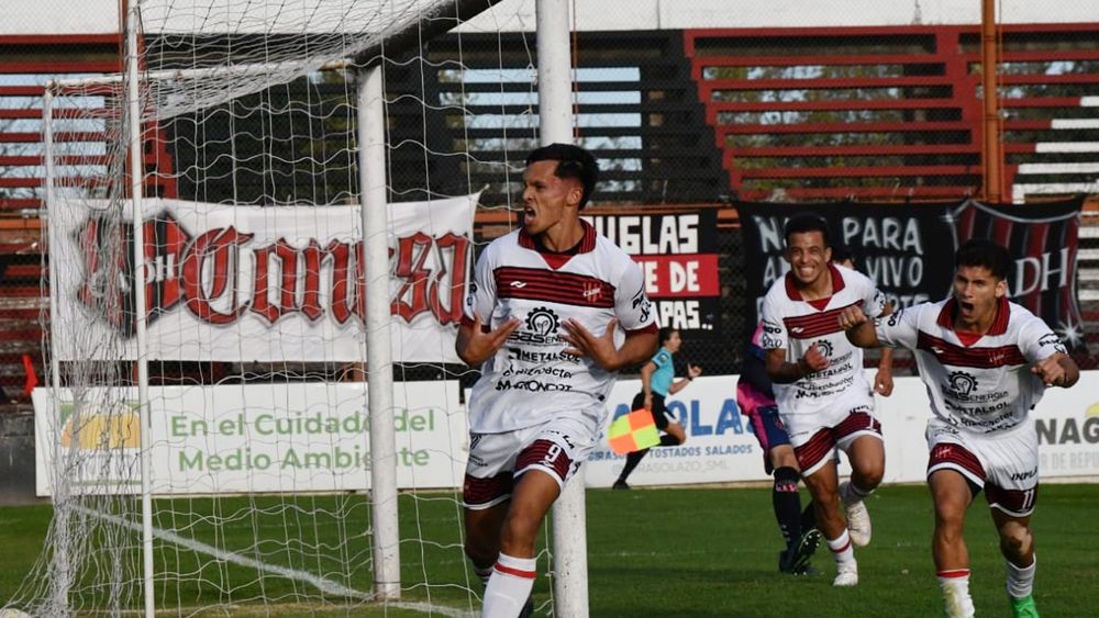 Jonatan Palacio festeja su primer gol de la tarde, el del empate en el cierre del primer tiempo. Jonatan Palacio festeja su primer gol de la tarde, el del empate en el cierre del primer tiempo.