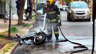 Los brigadistas lograron extinguir las llamas voraces y eliminaron el riesgo en el sector. Los brigadistas lograron extinguir las llamas voraces y eliminaron el riesgo en el sector.