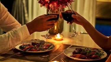 En San Nicolás, restaurantes ubicados principalmente en el centro anticipan una alta concurrencia para el Día de los Enamorados y varios ya completaron sus reservas para la noche del 14 de febrero. En San Nicolás, restaurantes ubicados principalmente en el centro anticipan una alta concurrencia para el Día de los Enamorados y varios ya completaron sus reservas para la noche del 14 de febrero.