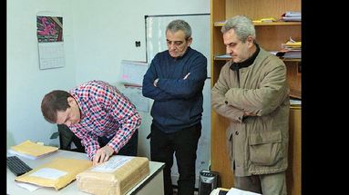 La apertura de los sobres se llevó a cabo ayer en el área de Compras. (LA OPINION)