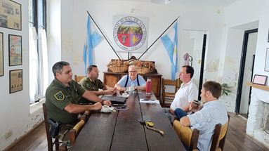 Autoridades del Comando de Patrulla Rural mantuvieron este lunes por la mañana una reunión en la Sociedad Rural de San Pedro junto a representantes de la entidad y del Foro de Seguridad Rural Argentino, en el marco de la creciente preocupación por los hechos de inseguridad registrados en las últimas semanas en la región. Autoridades del Comando de Patrulla Rural mantuvieron este lunes por la mañana una reunión en la Sociedad Rural de San Pedro junto a representantes de la entidad y del Foro de Seguridad Rural Argentino, en el marco de la creciente preocupación por los hechos de inseguridad registrados en las últimas semanas en la región.