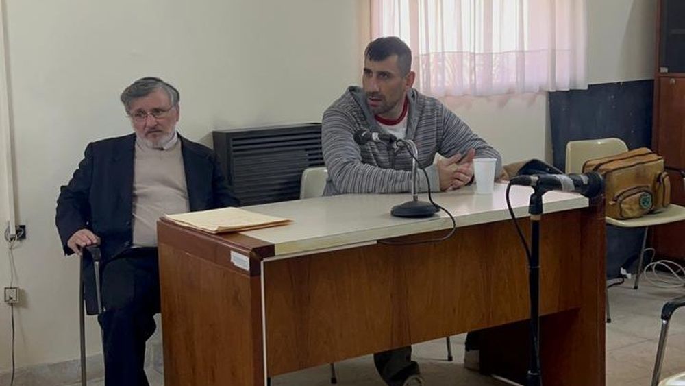 Iván Bolado en el juicio junto a su abogado defensor, Cristian Pérez, a quien desconoció como su presentante legal e intentó llevar adelante su propia defensa legal. Iván Bolado en el juicio junto a su abogado defensor, Cristian Pérez, a quien desconoció como su presentante legal e intentó llevar adelante su propia defensa legal.
