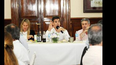 En un almuerzo de trabajo numeroso, se lo vio a Martínez muy cercano al ministro Ritondo.  (PRENSA MINISTERIO DE SEGURIDAD)