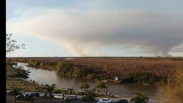 Existen varios focos de incendio en el Paraná frente a San Nicolás. Existen varios focos de incendio en el Paraná frente a San Nicolás.