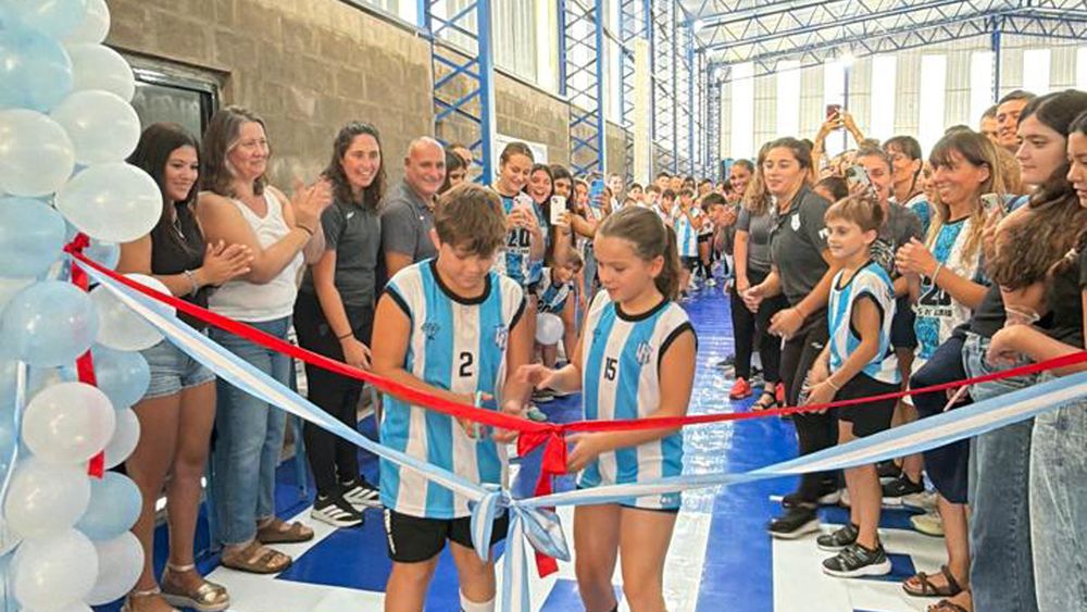 El corte de cintas durante el acto de inauguración del gimnasio cubierto “20 de Septiembre”. El corte de cintas durante el acto de inauguración del gimnasio cubierto “20 de Septiembre”.
