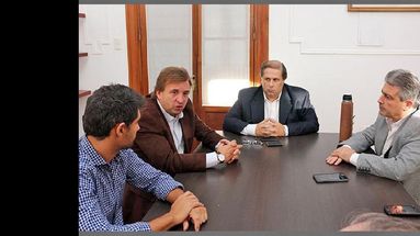 Directivos de Paladini, ayer con el intendente Javier Martínez. (MUNICIPALIDAD DE PERGAMINO)