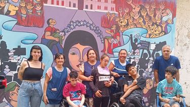 Los alumnos junto a los docentes y la guía encargada de acompañarlos a recorrer los espacios del Paseo de la Memoria. Los alumnos junto a los docentes y la guía encargada de acompañarlos a recorrer los espacios del Paseo de la Memoria.