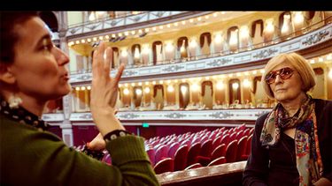 Ana D’Anna, directora artística y fundadora de Juventus Lyrica (derecha), junto a María Jaunarena en el Teatro Avenida.