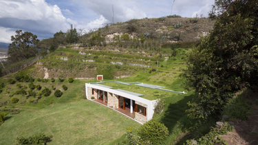 Más que una moda, las casas enterradas representan un cambio de mirada. Una forma de habitar donde la prioridad no es imponerse, sino convivir. Donde el lujo no pasa por lo visible, sino por la experiencia de vivir en equilibrio con el entorno. Más que una moda, las casas enterradas representan un cambio de mirada. Una forma de habitar donde la prioridad no es imponerse, sino convivir. Donde el lujo no pasa por lo visible, sino por la experiencia de vivir en equilibrio con el entorno.